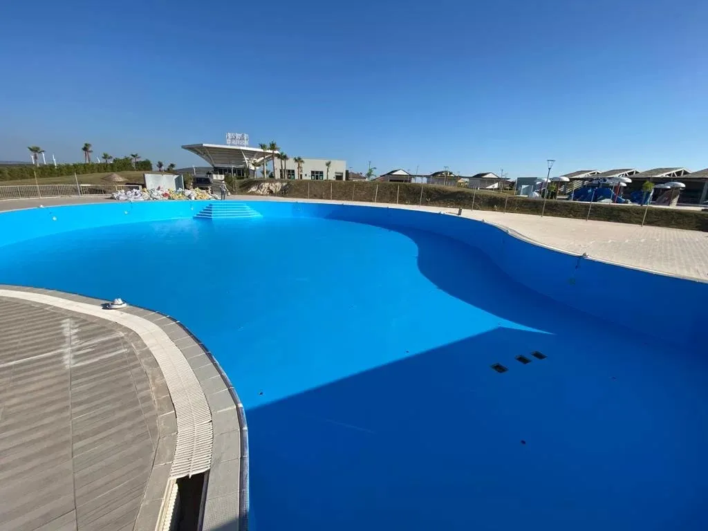 Pool Paint Pool 100 Application Image 4